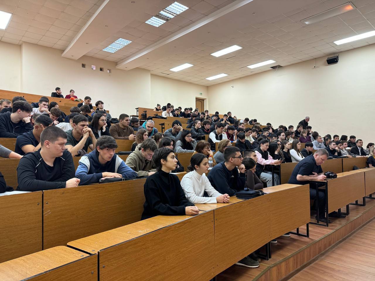 В Северо-Кавказском горно-металлургическом институте прошла встреча студентов с военным священником и ветеранами СВО В Северо-Кавказском горно-металлургическом институте прошла встреча студентов с военным священником и ветеранами СВО