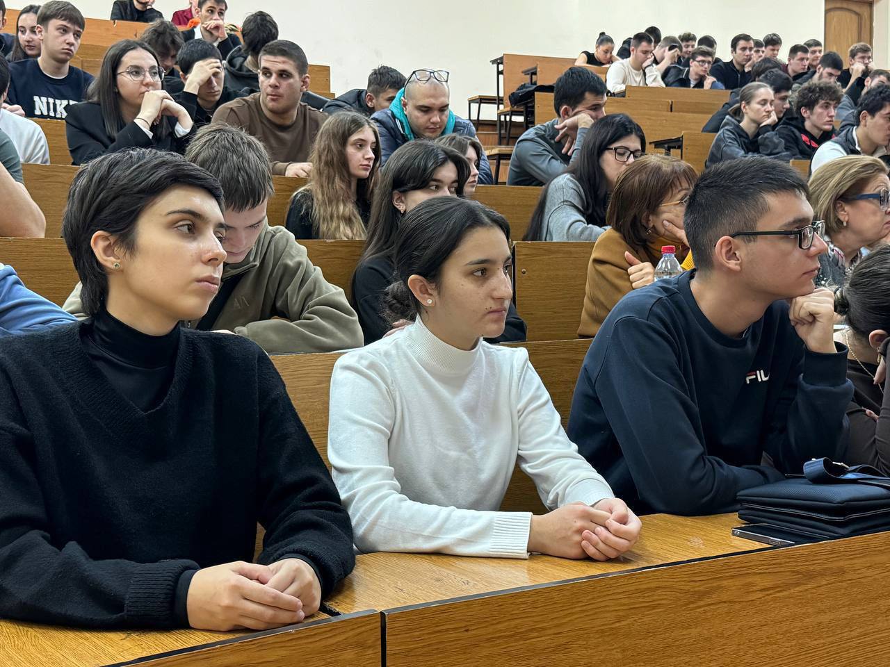 В Северо-Кавказском горно-металлургическом институте прошла встреча студентов с военным священником и ветеранами СВО В Северо-Кавказском горно-металлургическом институте прошла встреча студентов с военным священником и ветеранами СВО