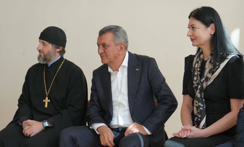 В День народного единства Глава Республики Северная Осетия – Алания Сергей Меняйло встретился с юными участниками патриотического клуба «Родина» В День народного единства Глава Республики Северная Осетия – Алания Сергей Меняйло встретился с юными участниками патриотического клуба «Родина»