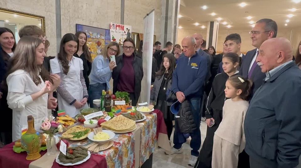 В СОГУ проходит фестиваль творчества первокурсников «Зеленое яблоко», приуроченный ко Дню народного единства