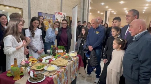 В СОГУ проходит фестиваль творчества первокурсников «Зеленое яблоко», приуроченный ко Дню народного единства