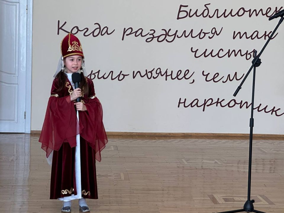 В Национальной научной библиотеке в честь Дня народного единства прошла традиционная встреча главы республики с детьми - участниками патриотического клуба «Родина» В Национальной научной библиотеке в честь Дня народного единства прошла традиционная встреча главы республики с детьми - участниками патриотического клуба «Родина»