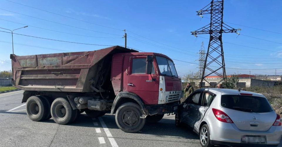 В Северной Осетии на объездной дороге села Ногир произошло ДТП, в котором столкнулись автомобиль Nissan Tiida и КАМАЗ-5511 В Северной Осетии на объездной дороге села Ногир произошло ДТП, в котором столкнулись автомобиль Nissan Tiida и КАМАЗ-5511