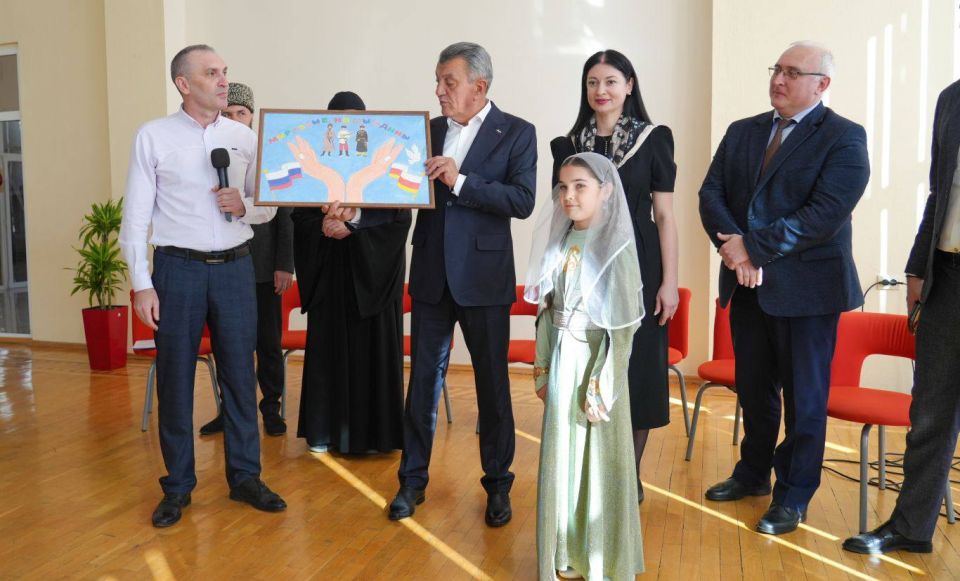 В День народного единства Глава Республики Северная Осетия – Алания Сергей Меняйло встретился с юными участниками патриотического клуба «Родина» В День народного единства Глава Республики Северная Осетия – Алания Сергей Меняйло встретился с юными участниками патриотического клуба «Родина»