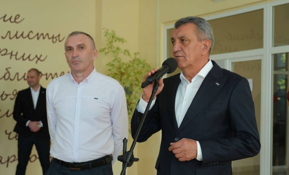 В День народного единства Глава Республики Северная Осетия – Алания Сергей Меняйло встретился с юными участниками патриотического клуба «Родина» В День народного единства Глава Республики Северная Осетия – Алания Сергей Меняйло встретился с юными участниками патриотического клуба «Родина»