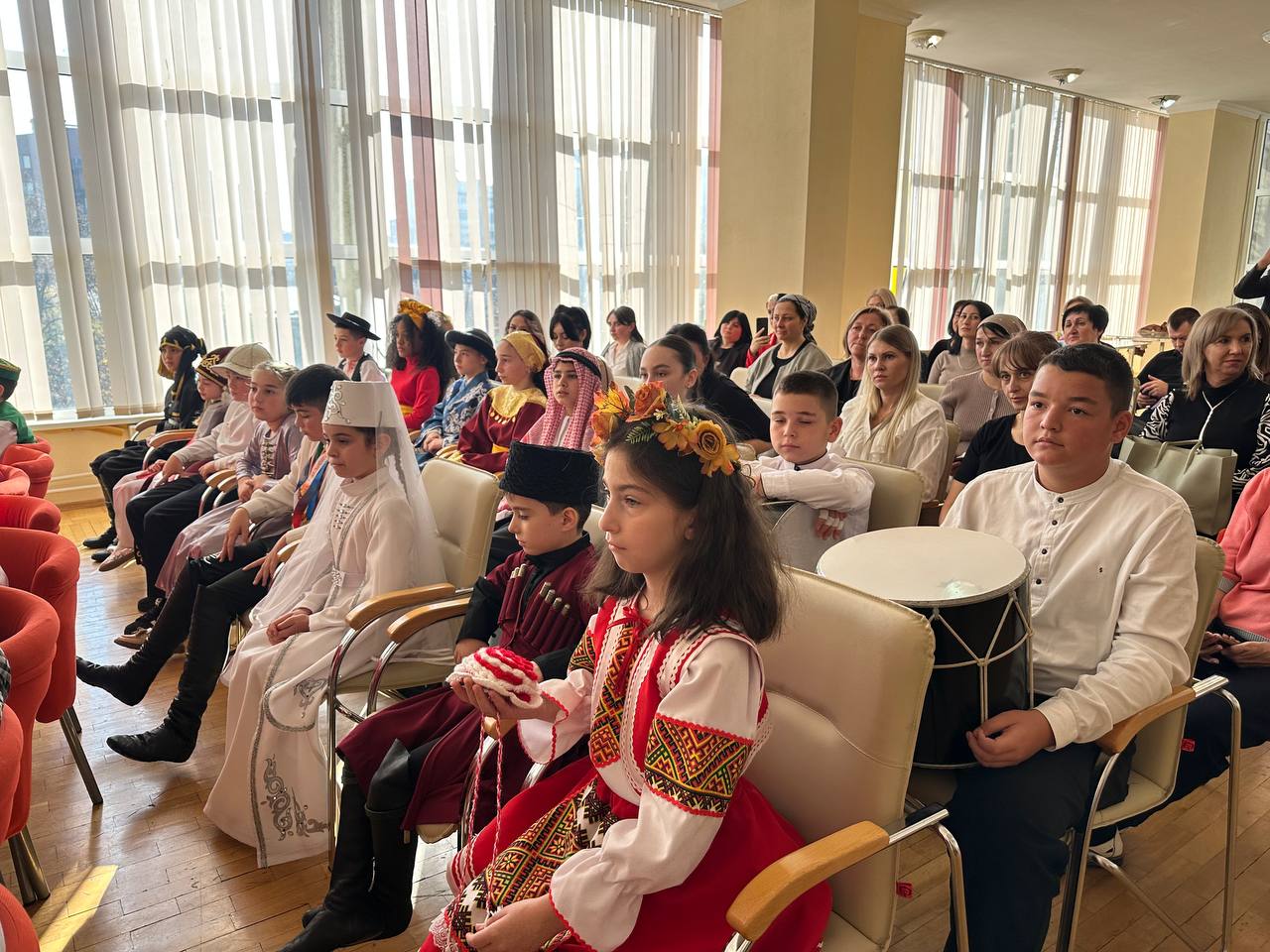 В Национальной научной библиотеке в честь Дня народного единства прошла традиционная встреча главы республики с детьми - участниками патриотического клуба «Родина» В Национальной научной библиотеке в честь Дня народного единства прошла традиционная встреча главы республики с детьми - участниками патриотического клуба «Родина»