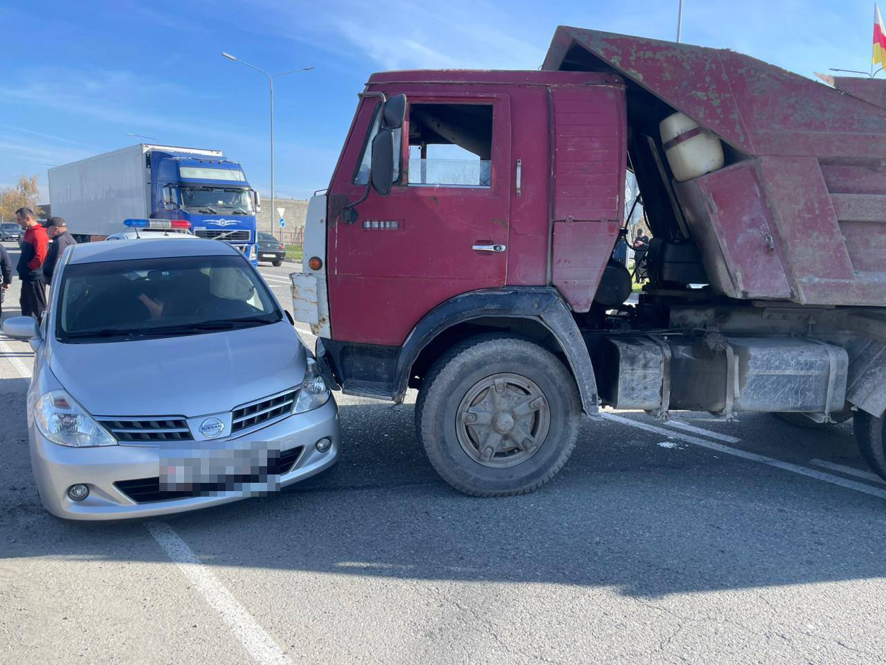 В Северной Осетии на объездной дороге села Ногир произошло ДТП, в котором столкнулись автомобиль Nissan Tiida и КАМАЗ-5511
