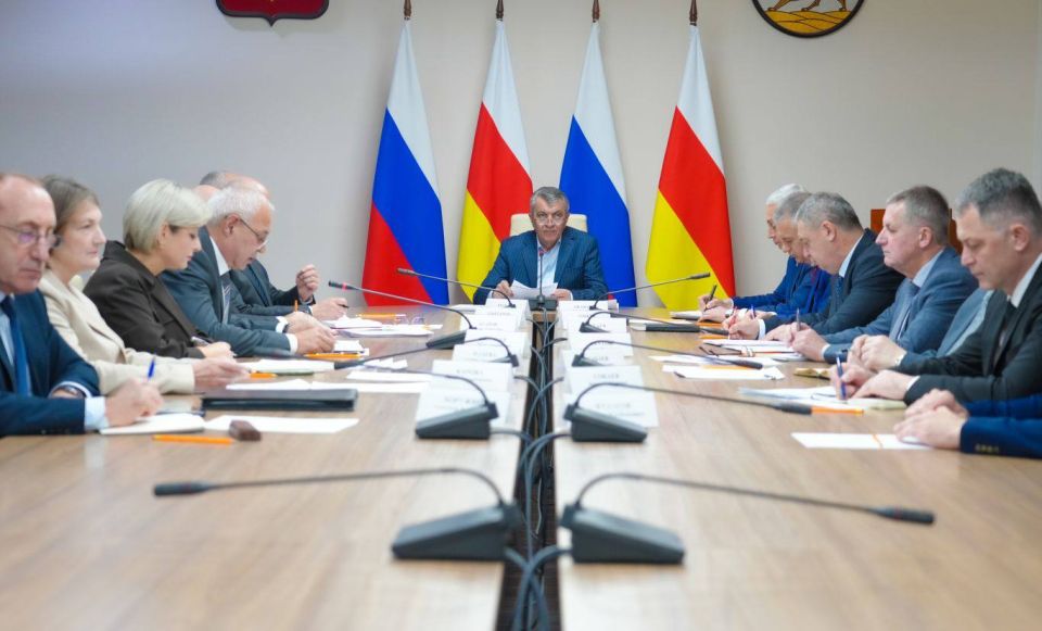 Глава РСО – Алания Сергей Меняйло провел еженедельное аппаратное совещание с участием руководителей органов исполнительной власти и муниципальных образований, представителей правоохранительных и надзорных структур...