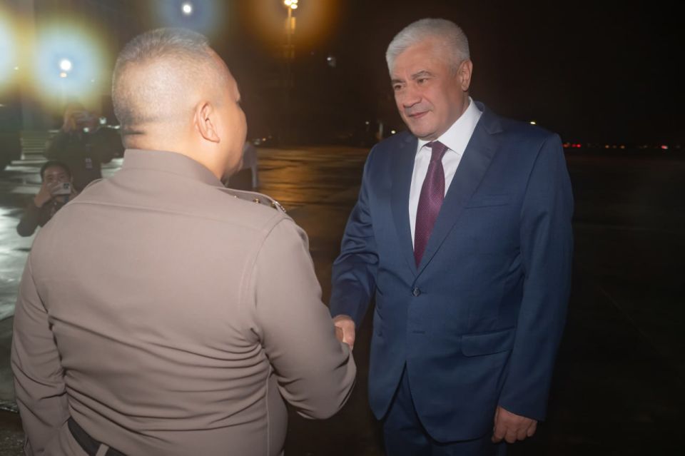 Ирина Волк: На фото – моменты прибытия Министра внутренних дел Российской Федерации Владимира Колокольцева в Бангкок для участия в 43-й конференции Ассоциации национальных полиций стран – участниц АСЕАН (АСЕАНАПОЛ) Ирина Волк: На фото – моменты прибытия Министра внутренних дел Российской Федерации Владимира Колокольцева в Бангкок для участия в 43-й конференции Ассоциации национальных полиций стран – участниц АСЕАН (АСЕАНАПОЛ)
