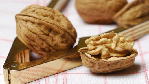 Простая уловка поможет убрать горечь из грецких орехов: вам это пригодится