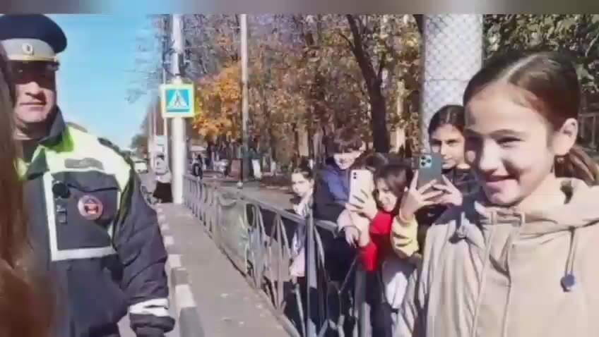Воспитанники оздоровительного лагеря при школе №30 г. Владикавказ и сотрудники столичной Госавтоинспекции провели акцию «С вниманием и уважением к правилам движения»