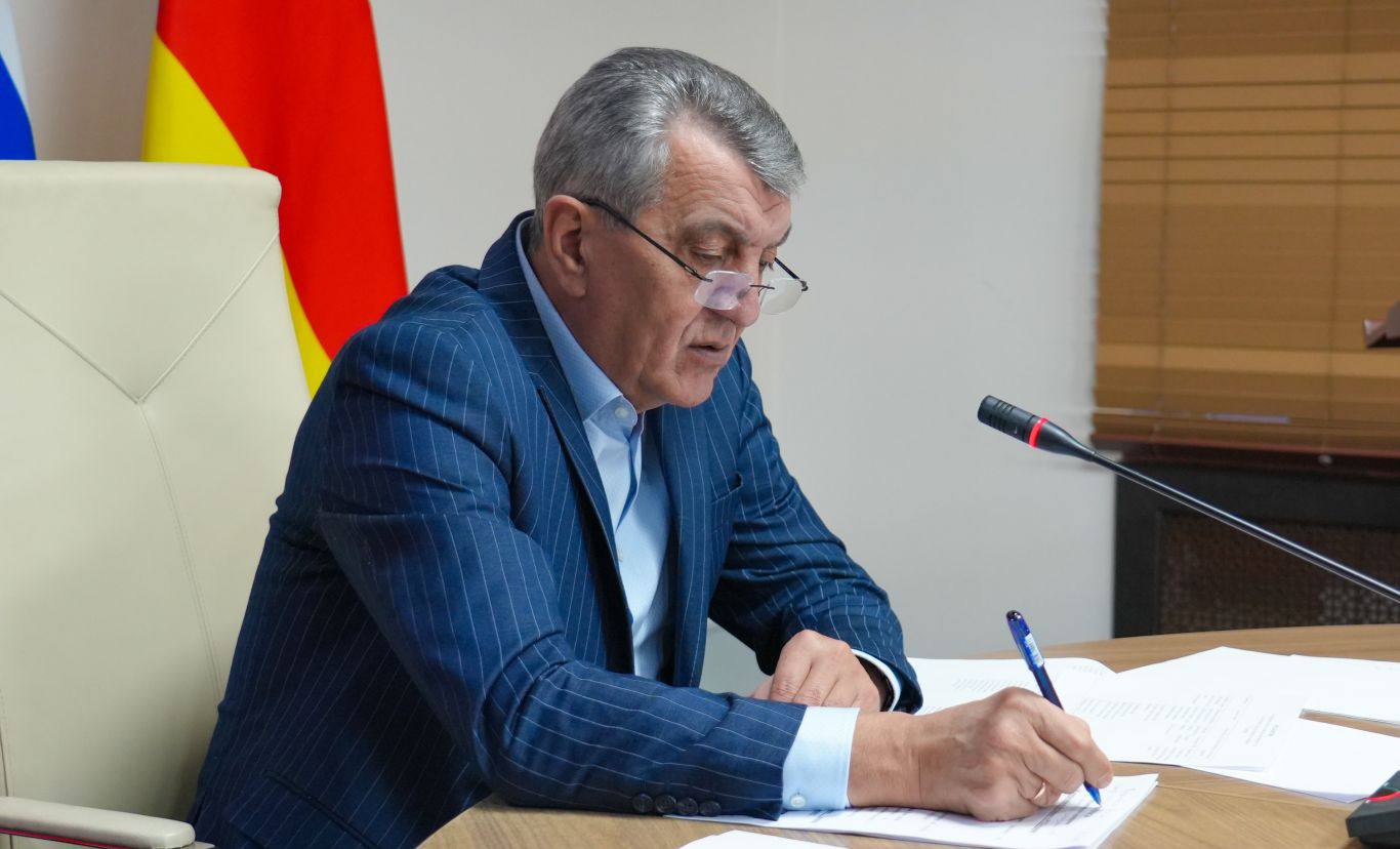 Глава РСО – Алания Сергей Меняйло провел еженедельное аппаратное совещание с участием руководителей органов исполнительной власти и муниципальных образований, представителей правоохранительных и надзорных структур... Глава РСО – Алания Сергей Меняйло провел еженедельное аппаратное совещание с участием руководителей органов исполнительной власти и муниципальных образований, представителей правоохранительных и надзорных структур...