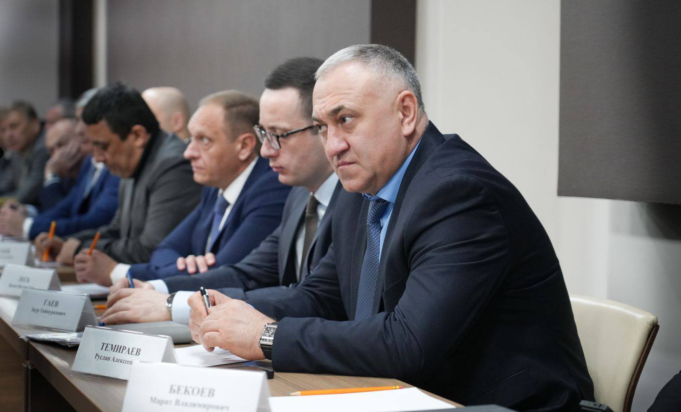 Глава РСО – Алания Сергей Меняйло провел еженедельное аппаратное совещание с участием руководителей органов исполнительной власти и муниципальных образований, представителей правоохранительных и надзорных структур... Глава РСО – Алания Сергей Меняйло провел еженедельное аппаратное совещание с участием руководителей органов исполнительной власти и муниципальных образований, представителей правоохранительных и надзорных структур...