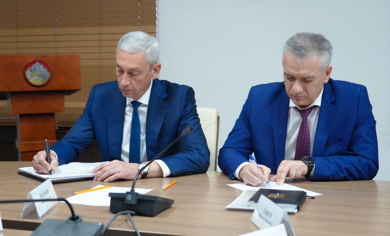 Глава РСО – Алания Сергей Меняйло провел еженедельное аппаратное совещание с участием руководителей органов исполнительной власти и муниципальных образований, представителей правоохранительных и надзорных структур... Глава РСО – Алания Сергей Меняйло провел еженедельное аппаратное совещание с участием руководителей органов исполнительной власти и муниципальных образований, представителей правоохранительных и надзорных структур...