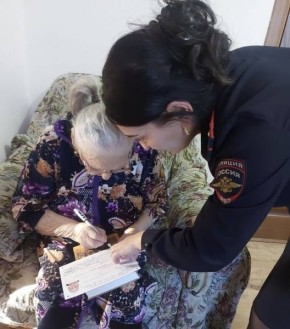 В Северной Осетии полицейские Кировского района поздравили долгожительницу Зою Дзебисову с вручением паспорта