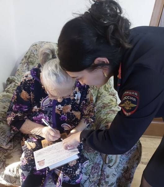 В Северной Осетии полицейские Кировского района поздравили долгожительницу Зою Дзебисову с вручением паспорта