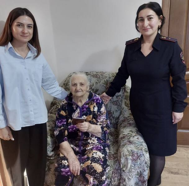 В Северной Осетии полицейские Кировского района поздравили долгожительницу Зою Дзебисову с вручением паспорта В Северной Осетии полицейские Кировского района поздравили долгожительницу Зою Дзебисову с вручением паспорта