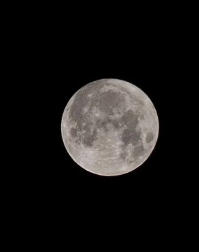 Сегодня — суперлуние. Луна подходит к Земле на минимальное расстояние, поэтому кажется больше и ярче обычного