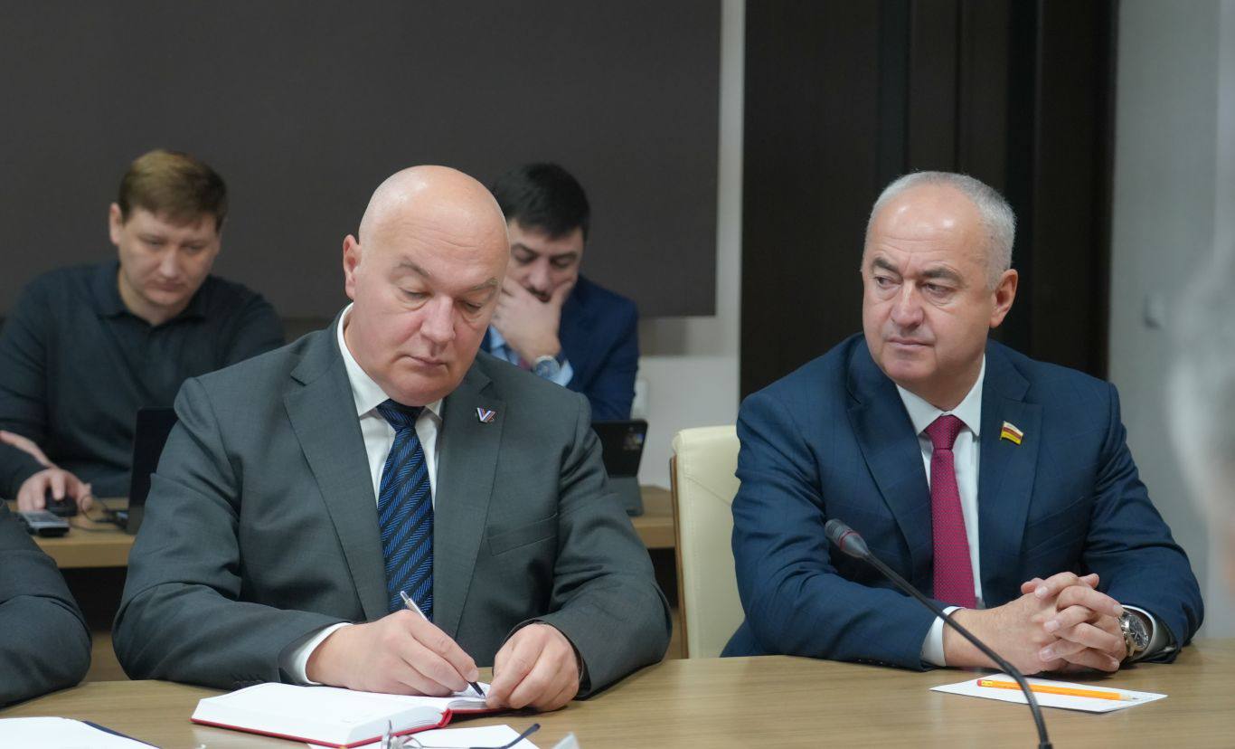 Глава РСО – Алания Сергей Меняйло провел еженедельное аппаратное совещание с участием руководителей органов исполнительной власти и муниципальных образований, представителей правоохранительных и надзорных структур... Глава РСО – Алания Сергей Меняйло провел еженедельное аппаратное совещание с участием руководителей органов исполнительной власти и муниципальных образований, представителей правоохранительных и надзорных структур...