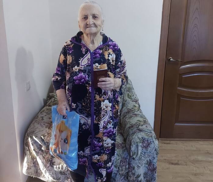 В Северной Осетии полицейские Кировского района поздравили долгожительницу Зою Дзебисову с вручением паспорта В Северной Осетии полицейские Кировского района поздравили долгожительницу Зою Дзебисову с вручением паспорта