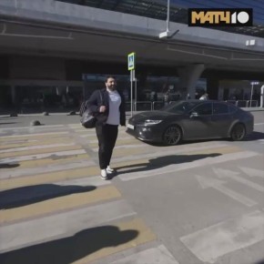 Двукратный чемпион мира финал Тасоев получил матрешку от корреспондента Матч ТВ