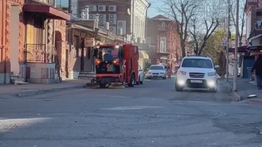 Каждый день собираем листву, убираем мусор и наводим порядок, чтобы наш город был уютным и чистым