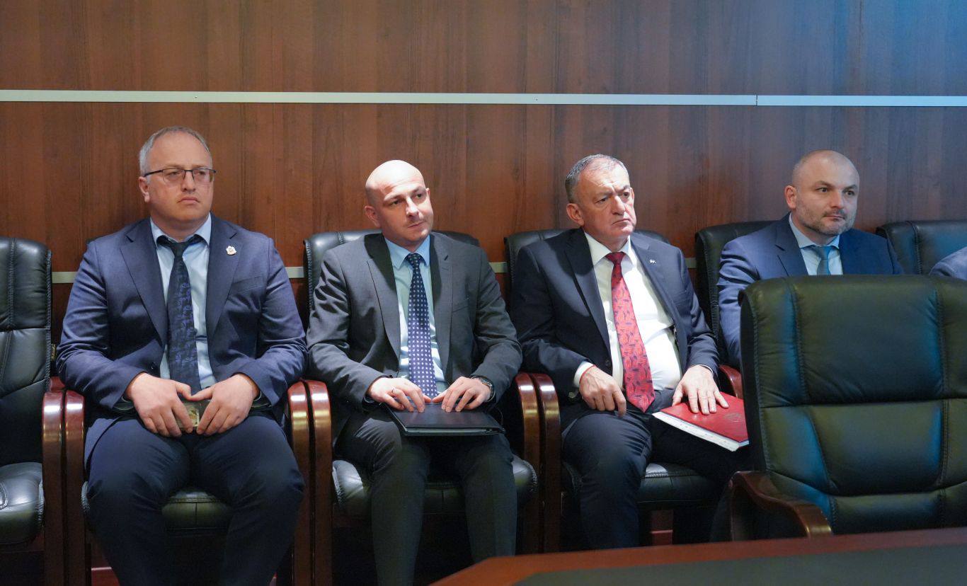 Благоустройство общественной территории в Ирафском районе, обновление покрытия на участке дороги во Владикавказе, капремонт Комгаронской школы и другие общественно важные и личные вопросы нашли решение на приеме граждан... Благоустройство общественной территории в Ирафском районе, обновление покрытия на участке дороги во Владикавказе, капремонт Комгаронской школы и другие общественно важные и личные вопросы нашли решение на приеме граждан...