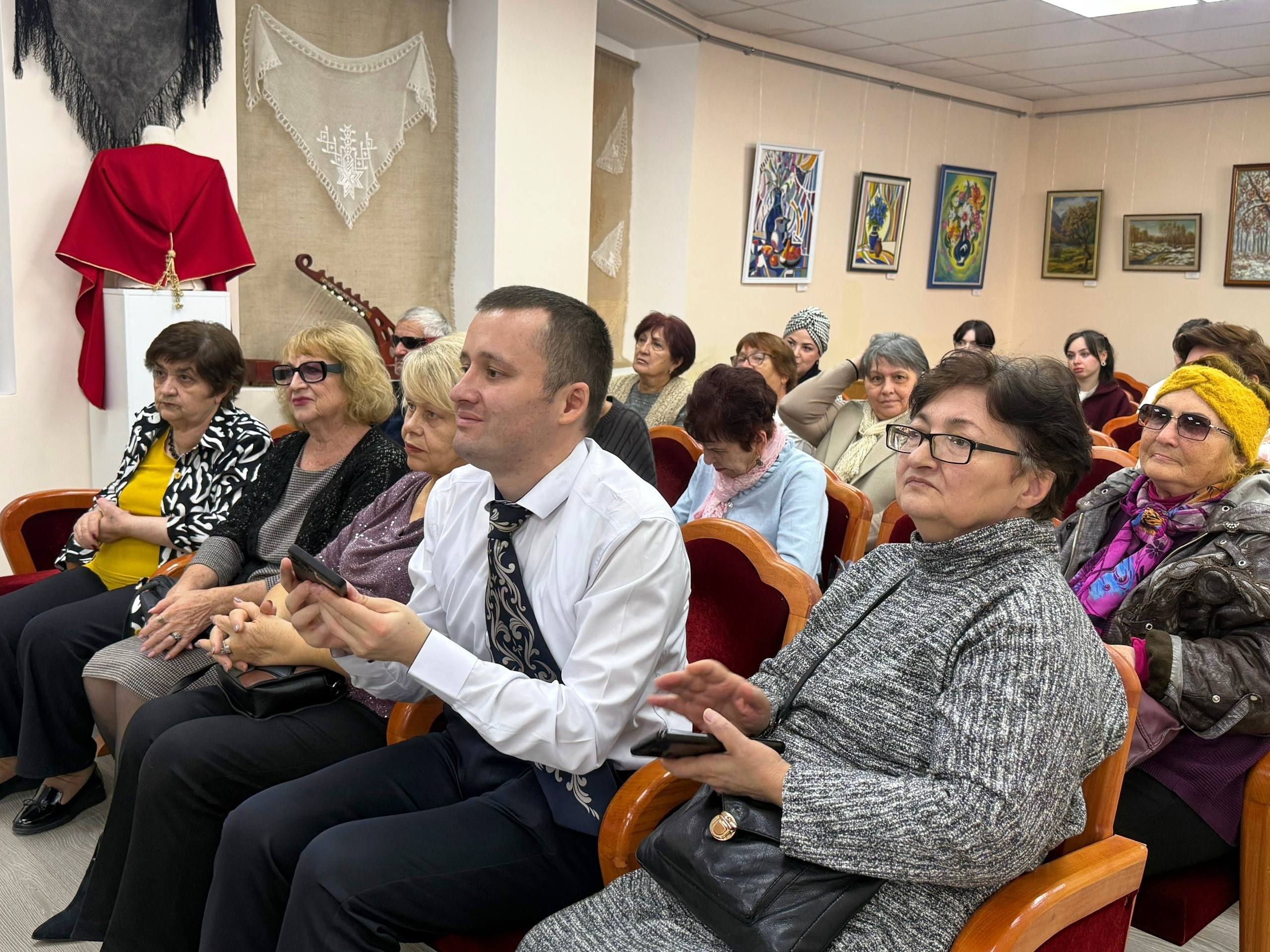 В выставочном зале Республиканского Дома народного творчества состоялось открытие выставки работ художников, созданных во время пленэра в Мамисонском ущелье В выставочном зале Республиканского Дома народного творчества состоялось открытие выставки работ художников, созданных во время пленэра в Мамисонском ущелье