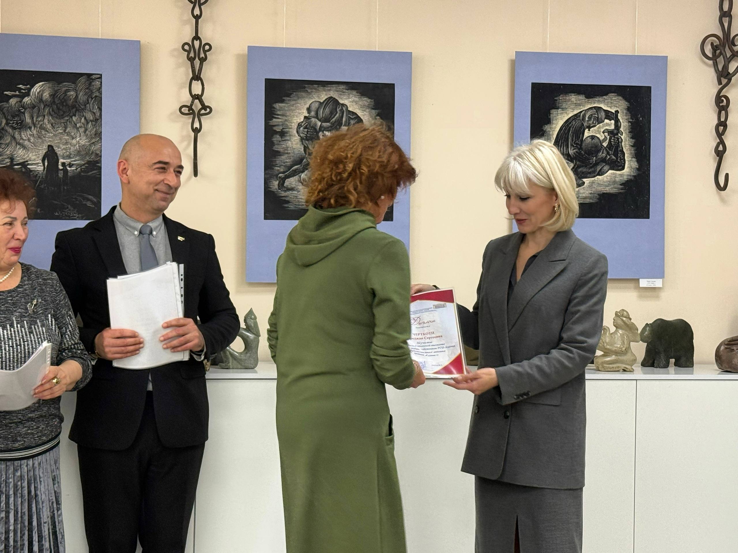 В выставочном зале Республиканского Дома народного творчества состоялось открытие выставки работ художников, созданных во время пленэра в Мамисонском ущелье В выставочном зале Республиканского Дома народного творчества состоялось открытие выставки работ художников, созданных во время пленэра в Мамисонском ущелье