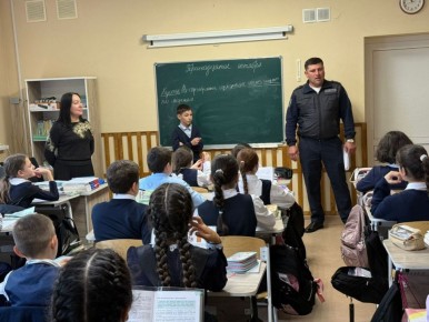 Сотрудники Госавтоинспекции Пригородного района провели с учащимися 5 класса МБОУ СОШ с. Михайловское профилактическую беседу на тему «Правила дорожного движения»