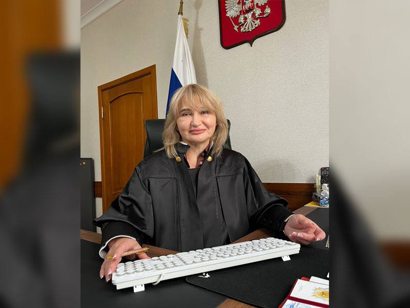 ИЗ СВЕЖЕГО НОМЕРА. МАНТИЯ ОБЯЗЫВАЕТ В России 5 ноября впервые отметили День работника суда