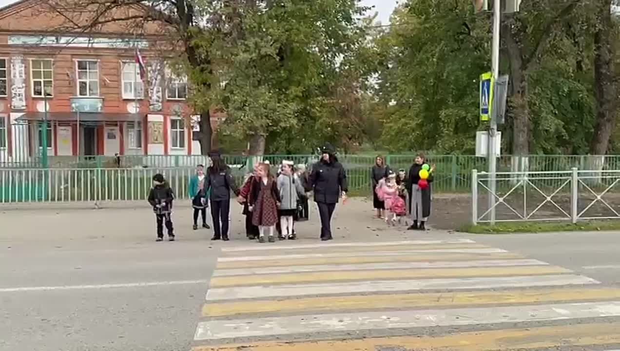 Сотрудники Госавтоинспекции совместно с ПДН ОМВД России по Кировскому району провели профилактическое мероприятие с учащимися начальных классов СОШ №1 ст. Змейская. В целях предупреждения ДТП с участием пешеходов ...