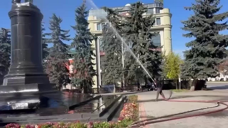 Во Владикавказе чистят городские памятники