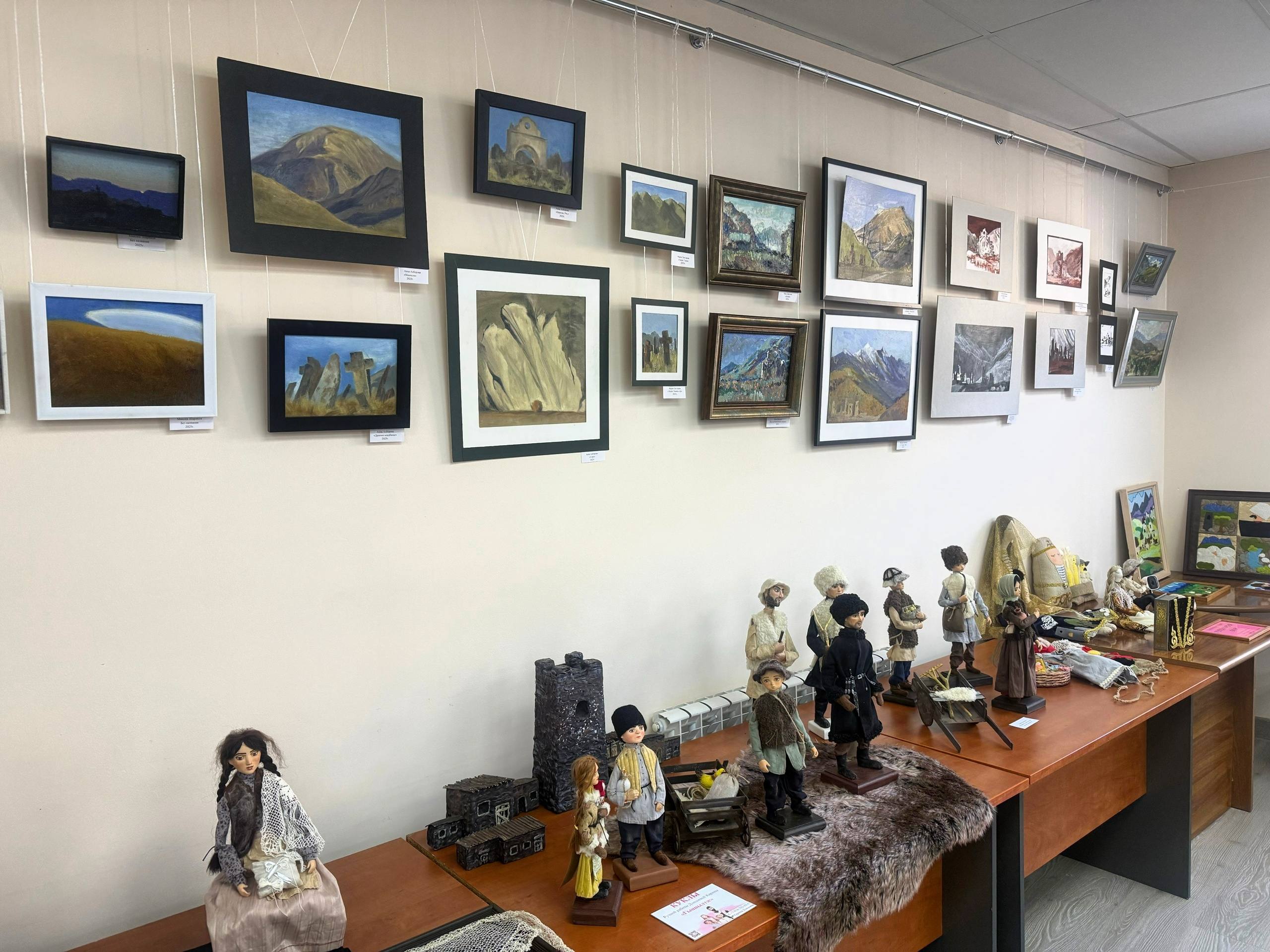 В выставочном зале Республиканского Дома народного творчества состоялось открытие выставки работ художников, созданных во время пленэра в Мамисонском ущелье В выставочном зале Республиканского Дома народного творчества состоялось открытие выставки работ художников, созданных во время пленэра в Мамисонском ущелье