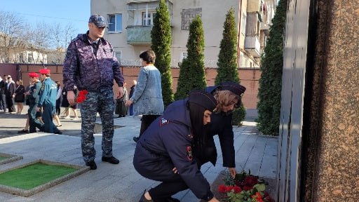В Правобережном районе Северной Осетии полицейские, ветераны ОВД и учащиеся школ отдали дань уважения памяти навечно оставшимся в строю сотрудникам органов внутренних дел В Правобережном районе Северной Осетии полицейские, ветераны ОВД и учащиеся школ отдали дань уважения памяти навечно оставшимся в строю сотрудникам органов внутренних дел