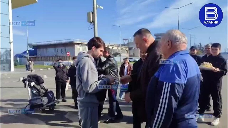 Серебряного призера ЧМ по тхэквондо Георгия Гурциева торжественно встретили в аэропорту "Владикавказ"