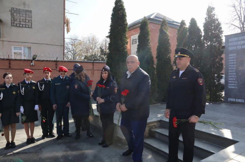 В Правобережном районе Северной Осетии полицейские, ветераны ОВД и учащиеся школ отдали дань уважения памяти навечно оставшимся в строю сотрудникам органов внутренних дел В Правобережном районе Северной Осетии полицейские, ветераны ОВД и учащиеся школ отдали дань уважения памяти навечно оставшимся в строю сотрудникам органов внутренних дел
