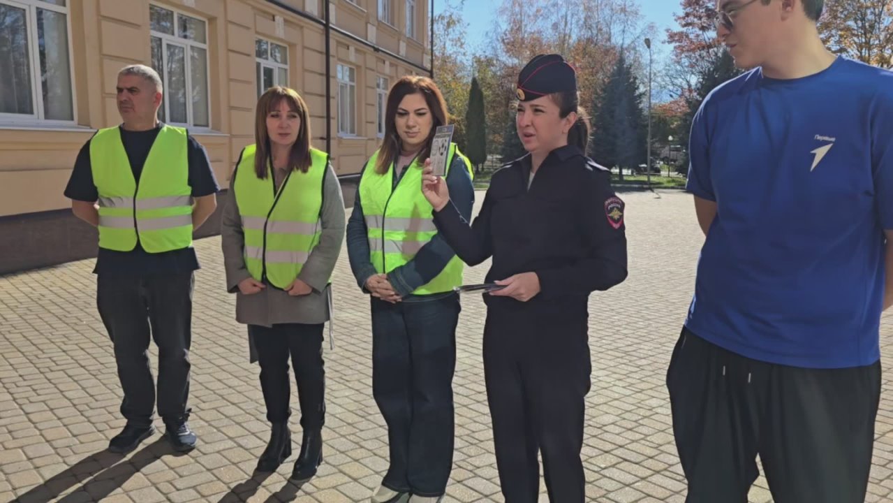 Сотрудники Госавтоинспекции Ардонского района Северной Осетии совместно с «Родительским патрулем» и волонтерами «Движения первых» провели масштабную акцию «Засветись, юный пешеход!»