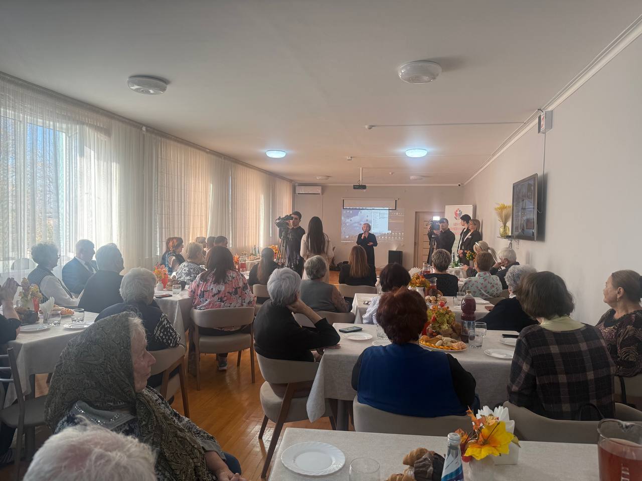 Представители мэрии посетили День открытых дверей в Центре дневного пребывания граждан пожилого возраста и инвалидов Представители мэрии посетили День открытых дверей в Центре дневного пребывания граждан пожилого возраста и инвалидов