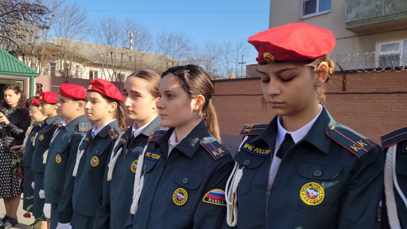 В Правобережном районе Северной Осетии полицейские, ветераны ОВД и учащиеся школ отдали дань уважения памяти навечно оставшимся в строю сотрудникам органов внутренних дел В Правобережном районе Северной Осетии полицейские, ветераны ОВД и учащиеся школ отдали дань уважения памяти навечно оставшимся в строю сотрудникам органов внутренних дел