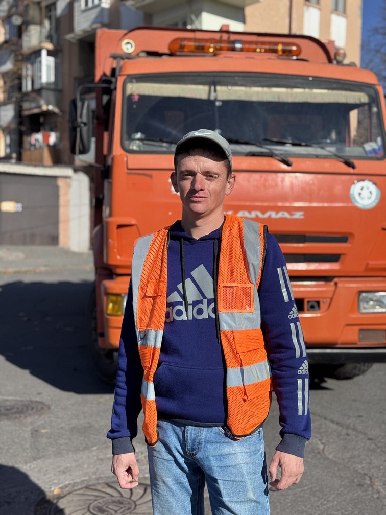Чистое дело Романа Мисика. Работа грузчика в коммунальной службе – это всегда про конкретные задачи и четкий результат: собрать, погрузить, очистить