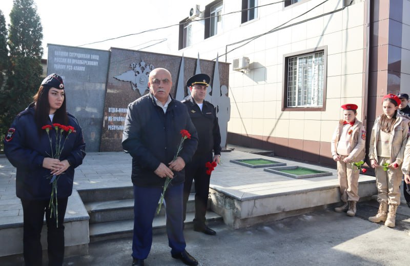 В Правобережном районе Северной Осетии полицейские, ветераны ОВД и учащиеся школ отдали дань уважения памяти навечно оставшимся в строю сотрудникам органов внутренних дел В Правобережном районе Северной Осетии полицейские, ветераны ОВД и учащиеся школ отдали дань уважения памяти навечно оставшимся в строю сотрудникам органов внутренних дел