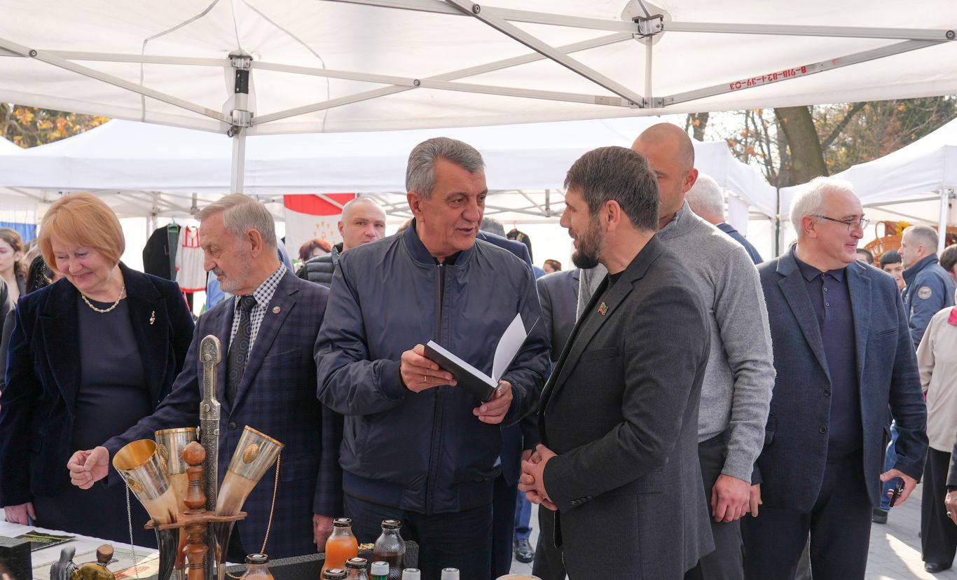 Глава РСО – Алания Сергей Меняйло посетил выставку-ярмарку национальных подворий «В единой семье народов» Глава РСО – Алания Сергей Меняйло посетил выставку-ярмарку национальных подворий «В единой семье народов»