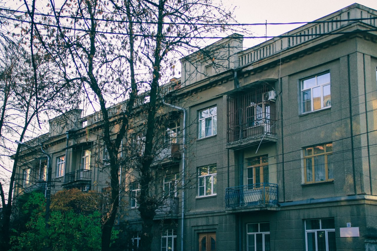 Улица Бородинская во Владикавказе сформировалась в начале 1910-х годов путём объединения трёх улиц, возникших в середине XIX века: 1-й Большой Георгиевской, Георгиевской и Малой Георгиевской Улица Бородинская во Владикавказе сформировалась в начале 1910-х годов путём объединения трёх улиц, возникших в середине XIX века: 1-й Большой Георгиевской, Георгиевской и Малой Георгиевской