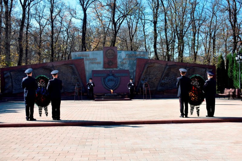 Представители руководства Министерстве внутренних дел Северной Осетии ветераны, общественники почтили память сотрудников, погибших при выполнении служебных обязанностей Представители руководства Министерстве внутренних дел Северной Осетии ветераны, общественники почтили память сотрудников, погибших при выполнении служебных обязанностей