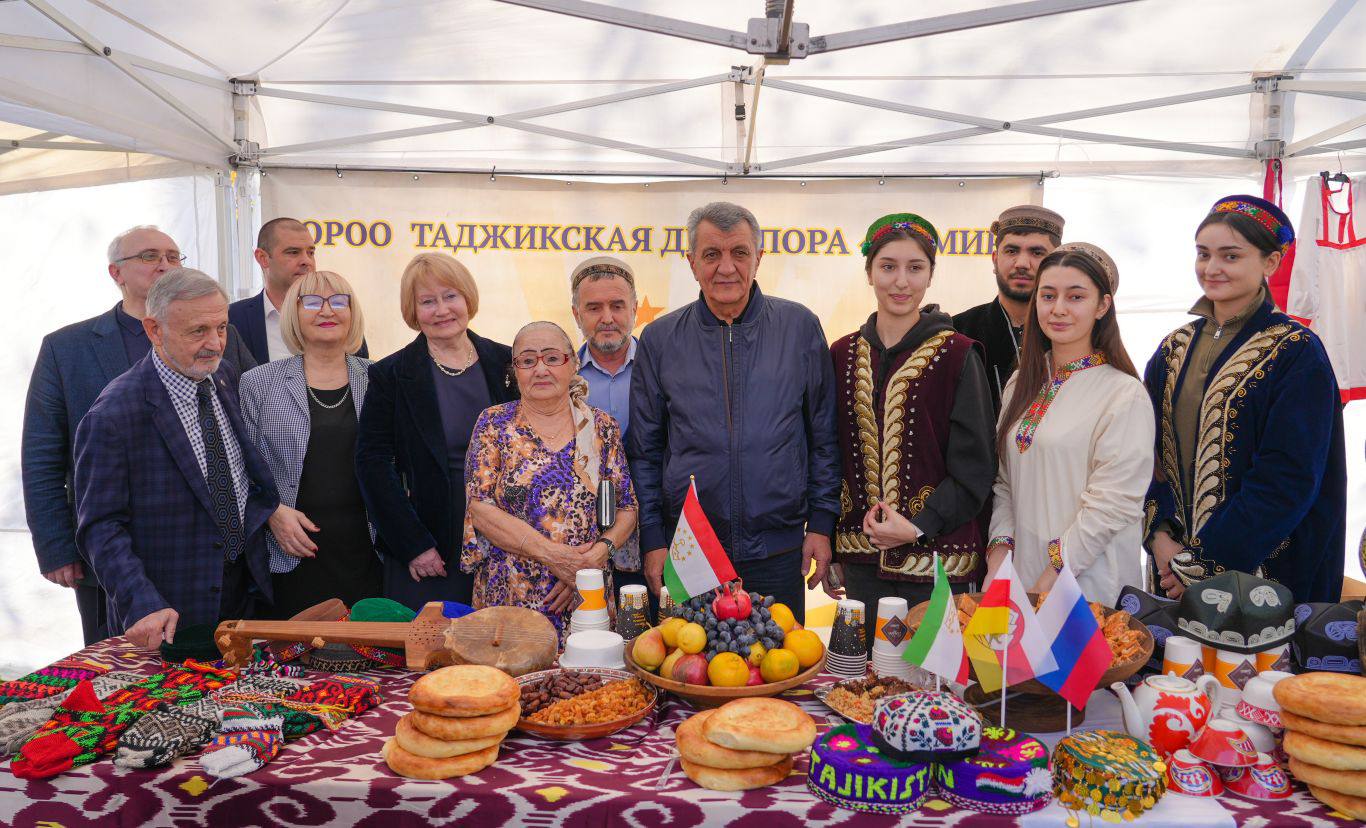 Глава РСО – Алания Сергей Меняйло посетил выставку-ярмарку национальных подворий «В единой семье народов» Глава РСО – Алания Сергей Меняйло посетил выставку-ярмарку национальных подворий «В единой семье народов»