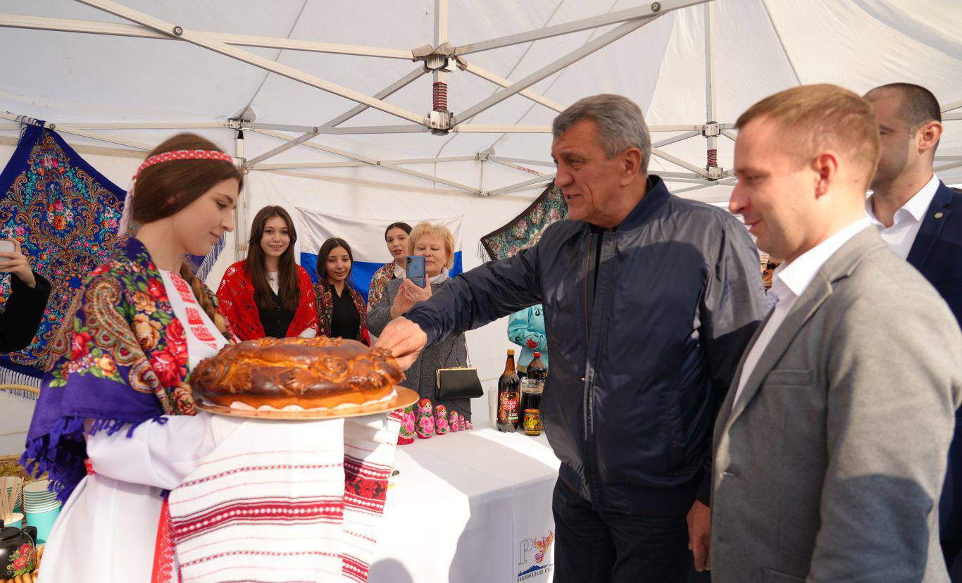 Глава РСО – Алания Сергей Меняйло посетил выставку-ярмарку национальных подворий «В единой семье народов»