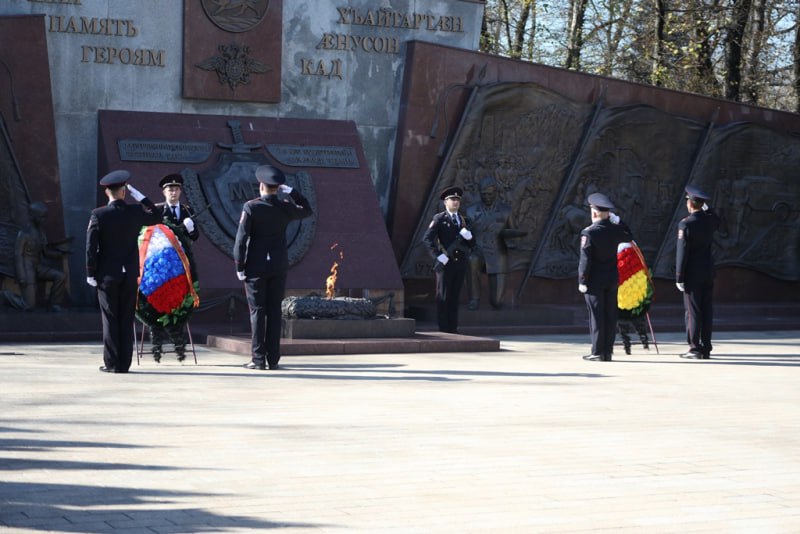 Представители руководства Министерстве внутренних дел Северной Осетии ветераны, общественники почтили память сотрудников, погибших при выполнении служебных обязанностей