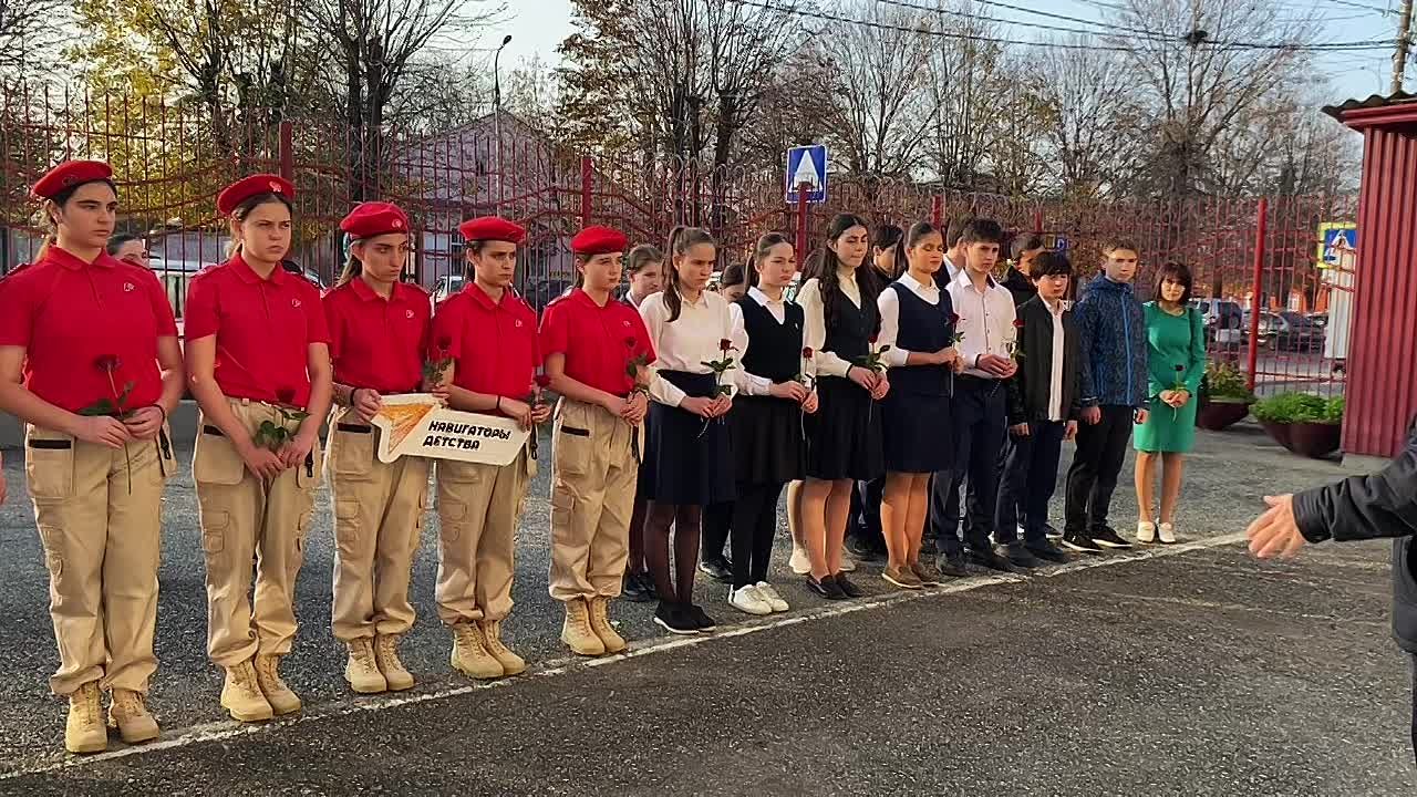 В Ардонском районе Северной Осетии в преддверии Дня памяти погибших сотрудников ОВД председатель Совета ветеранов Сергей Вахо провел Урок мужества для школьников