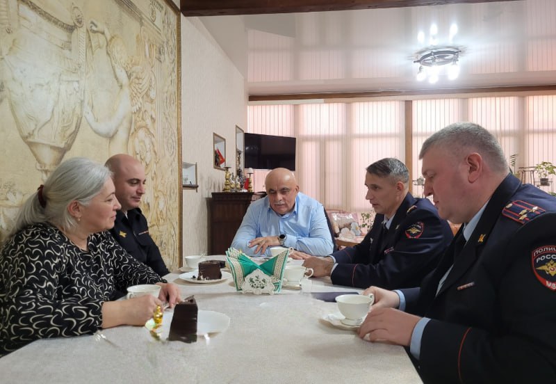 Заместитель министра внутренних дел по РСО-Алания совместно с коллегами и ветеранами посетил мать Героя России Заура Джибилова, навеки оставшегося в строю Заместитель министра внутренних дел по РСО-Алания совместно с коллегами и ветеранами посетил мать Героя России Заура Джибилова, навеки оставшегося в строю